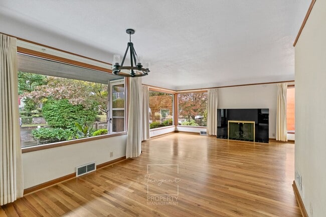 Building Photo - Sunny 4 BR home with lots of space!