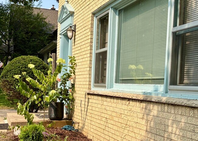 Building Photo - 4931 Saratoga Ave