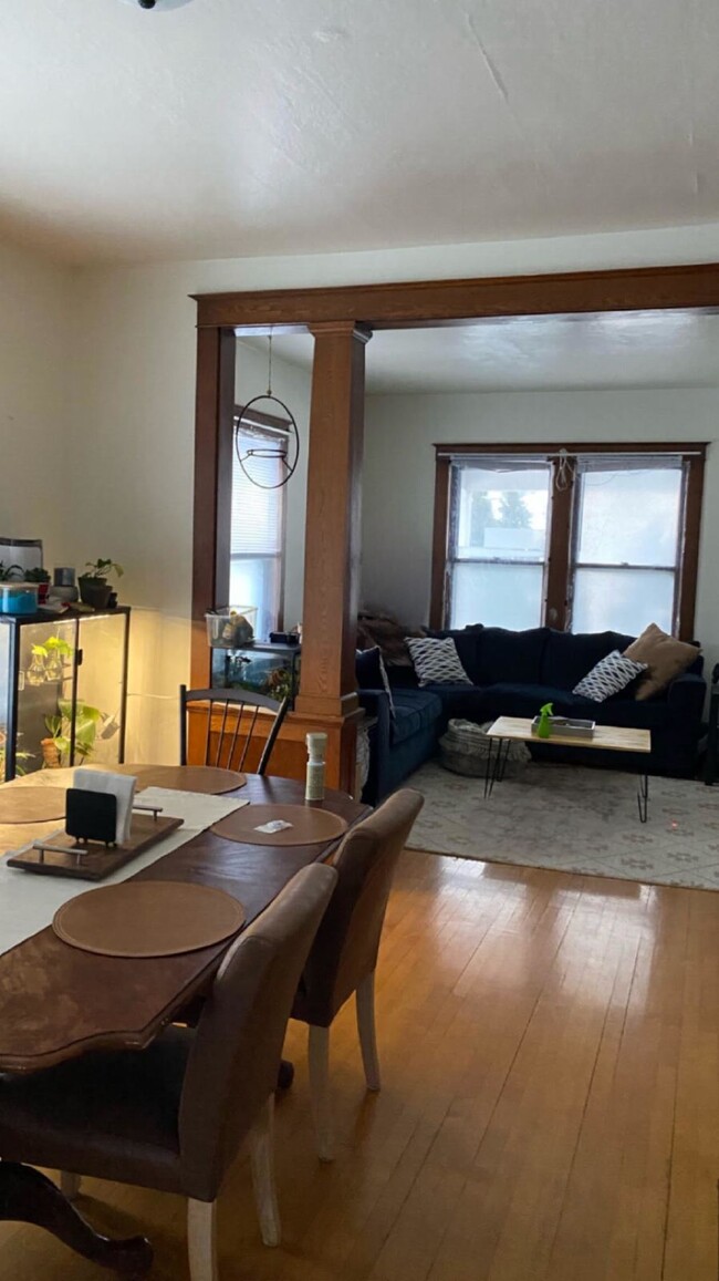 Building Photo - 3 bed 1 bath close to UWEC available June ...