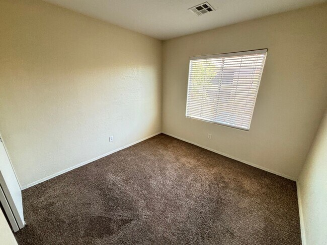 Building Photo - Beautiful 3Bed/2Bath Condo in Sky Pointe C...