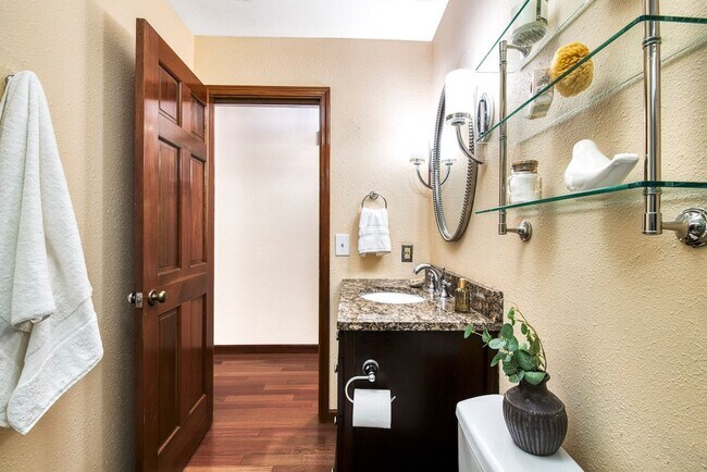 Building Photo - 8 Racquet Ct