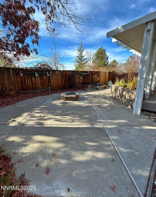 Building Photo - 1685 Southview Dr