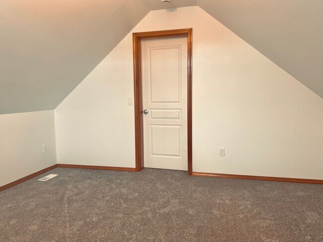 Building Photo - Enormous 4 Bed 2.5Bath + Bonus Room Great Lacey Neighborhood