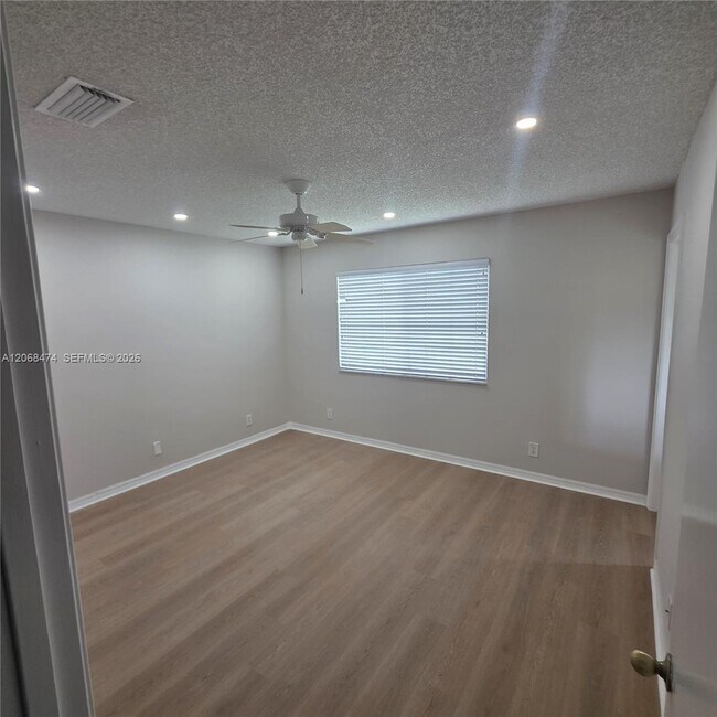 Building Photo - 4730 Lago Vista Dr