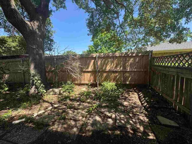 Building Photo - 3002 Cromwell Ave