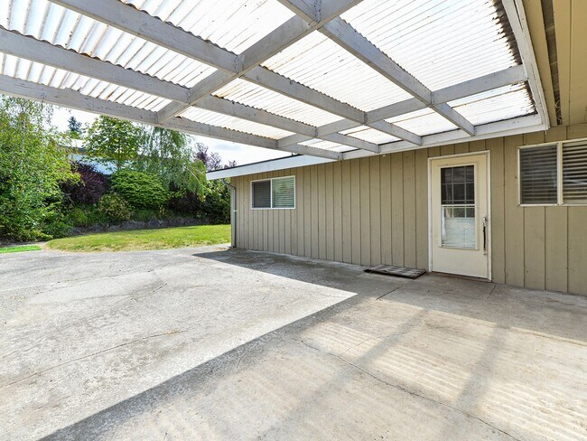 Building Photo - Renton House - 3 Bed/1.5 Bath - Close to Boeing and Renton Landing - Includes Landscaping