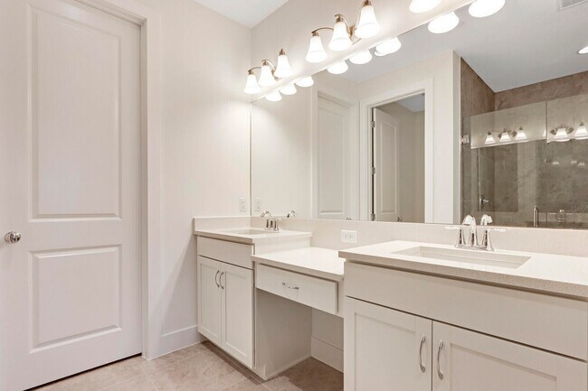 Building Photo - 12556 Gross Pointe Dr