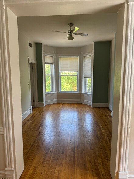 Building Photo - 1456 N Maplewood Ave