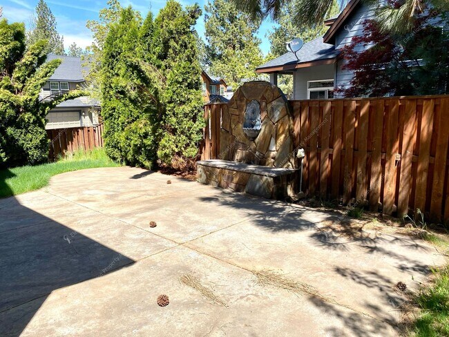 Building Photo - Spacious Corner Home in Prime SW Bend Loca...