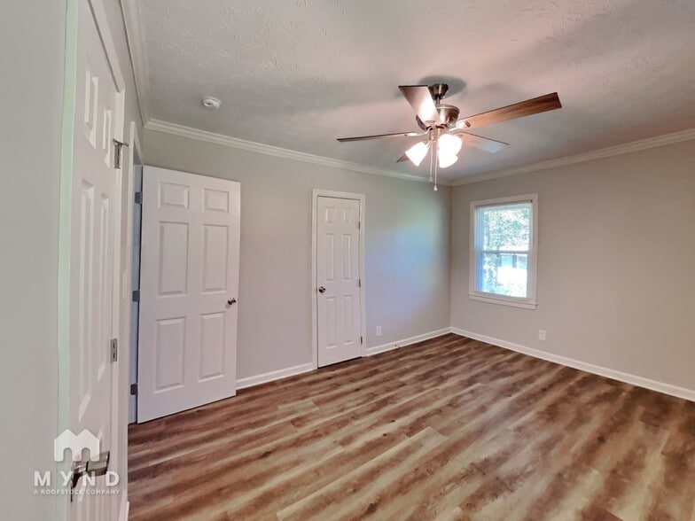 Building Photo - 906 King Dr SE