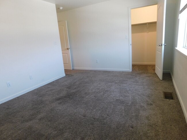 Building Photo - Newer Townhome Close to Shopping