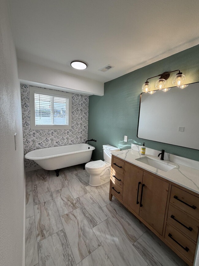 Building Photo - 2 Bedroom - 1 Bath Floating Home Available for Move In 1/16/2026!!