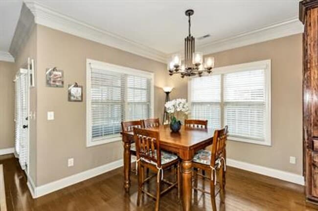 Building Photo - Welcome Home to Lake Forest!