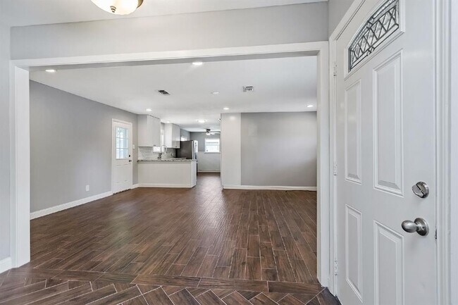 Building Photo - 1719 Longhorn Dr