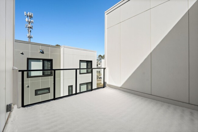 Building Photo - Ultra Modern Durham Townhome Available Now