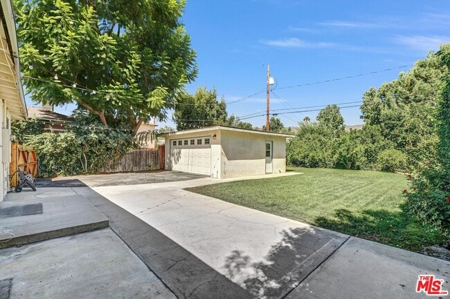 Building Photo - 520 N Beachwood Dr