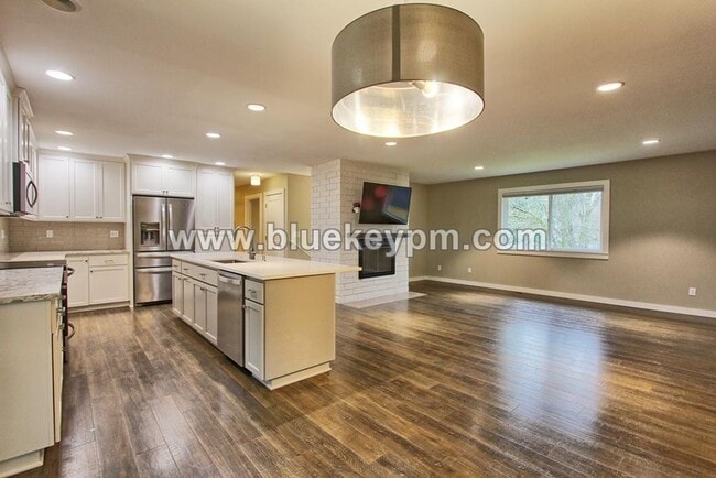 Building Photo - 4 Bed, 3 Bath  Split Level Home in Sherwood