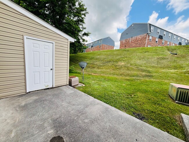 Building Photo - 2 Bedroom, 1.5 Bath Townhouse