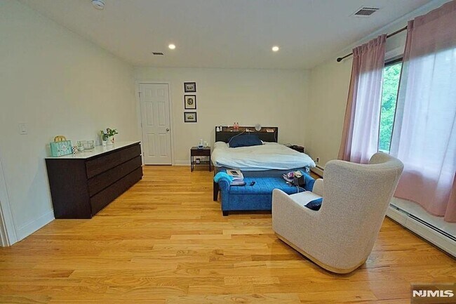 Building Photo - 2408 Hammett Ave