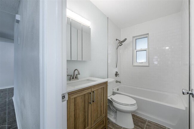 Building Photo - 927 W Olympia Ave