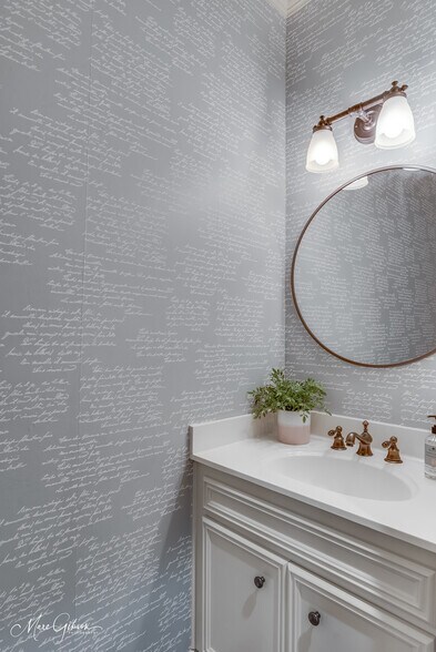 Building Photo - 1260 Capilano Dr