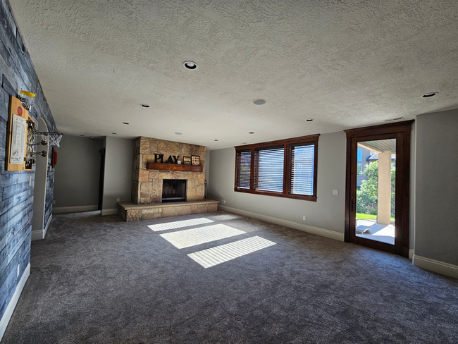 Building Photo - 738 Deer Hollow Rd