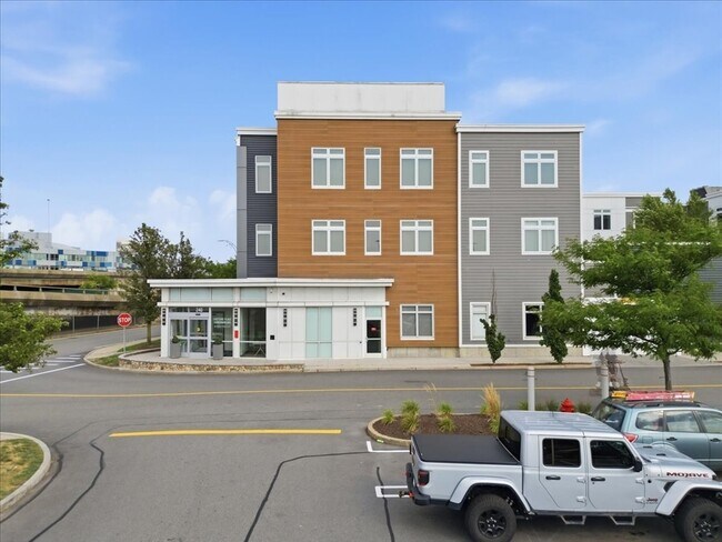 Building Photo - 60 Cross St E
