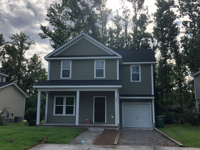 Primary Photo - 3 Bed 2 Bath Single Family Home - Students...