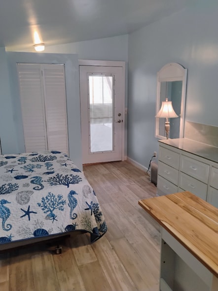 Building Photo - 902 Oak Ave