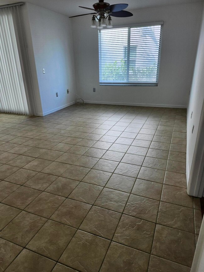 Building Photo - 802 Villa Cir