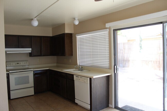 Building Photo - South Scottsdale Home with garage and priv...