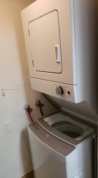 Building Photo - 200 Lakeview Dr