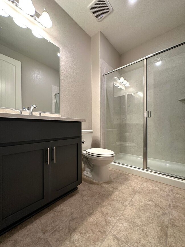 Building Photo - Beautiful Newer 5 Bedroom, 4 Bath in the h...