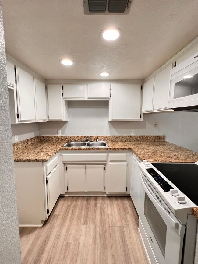 Building Photo - MOVE IN SPECIAL- 1/2 OFF FIRST MONTH'S RENT!!!