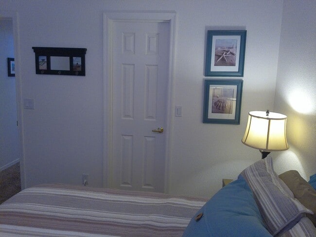 Building Photo - Seasonal Winter Rental Nov 1st to April 30...