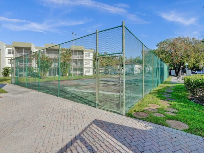 Building Photo - Renovated & Updated 2 Bed/2 Bath Condo with Patio – Prime Springcrest Location!
