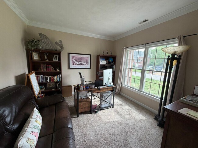 Building Photo - 4 Bed / 2.5 Bath Single Family Home