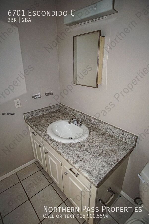 Building Photo - 2 Bedroom Westside Apartment! w/ Water Inc...