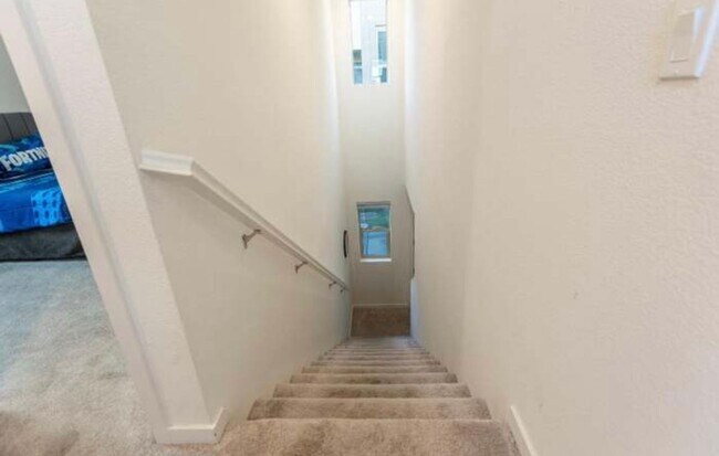 Building Photo - First Month Rent: FREE (with approved lease terms)