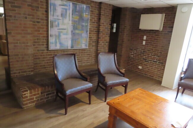 Building Photo - 2325 N Neva Ave