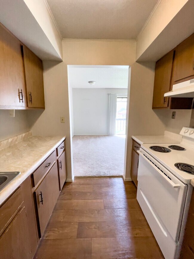 Building Photo - Spacious 2 Bedroom!