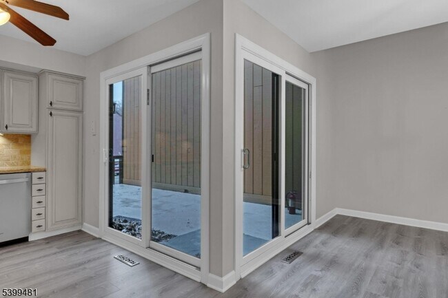 Building Photo - 107 Wimbledon Square