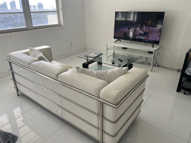 Building Photo - 100 Lincoln Rd