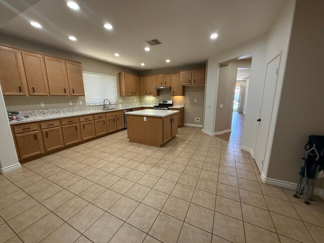Building Photo - Hesperia-Mission Crest Home, Beautiful 3 Bedrooms, 2 Bathrooms