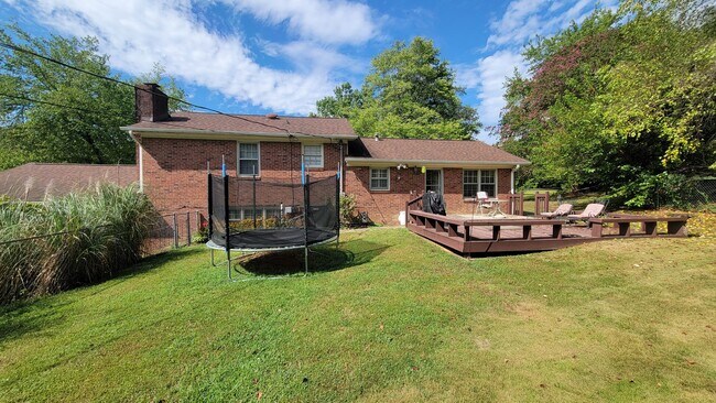Building Photo - AVAILABLE NOW, $500 OFF FIRST FULL MONTH O...