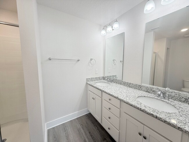 Building Photo - Stunning Townhome - End Unit
