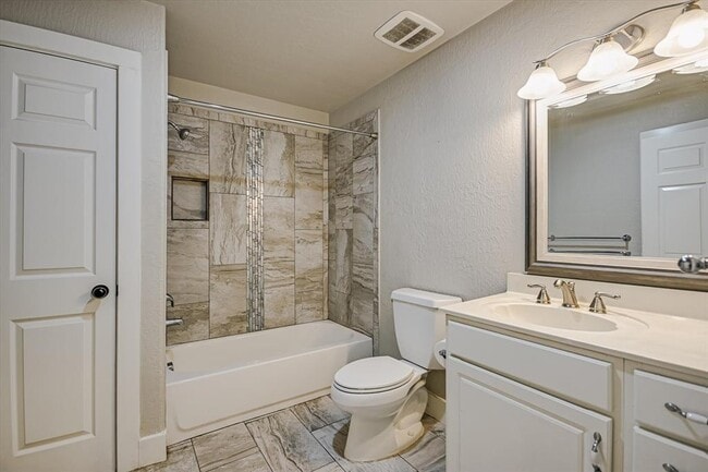 Building Photo - 11 Brookhollow Dr