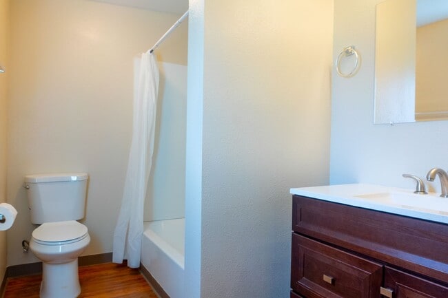 Building Photo - Spacious 3 bedroom / 2 bathroom single family home available in Tacoma!