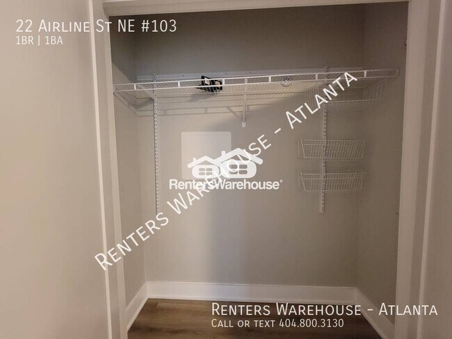 Building Photo - Location! Location! 2 Story 1 Bedroom step...
