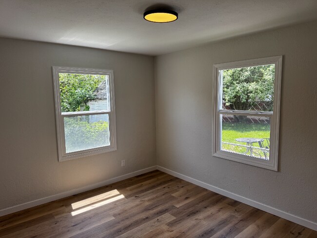 Building Photo - 1024 Cherry Dr